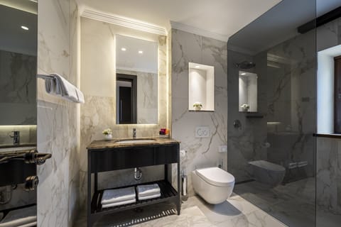 Suite for 2+1 Old town view - Villa Giulietta | Bathroom | Free toiletries, hair dryer, towels, toilet paper