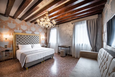 Deluxe Double or Twin Room, Canal View | 1 bedroom, in-room safe, laptop workspace, blackout drapes