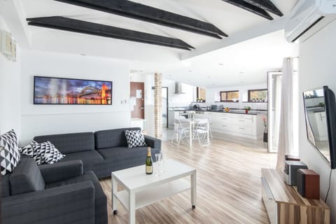 Deluxe Apartment, Multiple Beds, Non Smoking, City View | Living room | Flat-screen TV