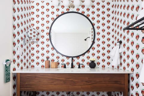 Combined shower/tub, free toiletries, hair dryer, slippers