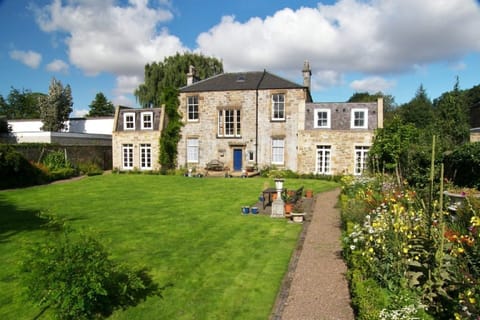 Holiday house = separate west wing