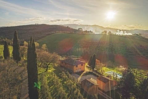Bòggina farmhouse over the vineyards of the Petrolo winery