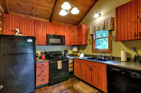 Well equipped kitchen with vaulted ceiling