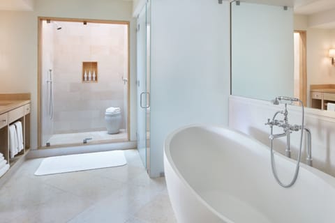 Private Garden Suite | Deep soaking bathtub