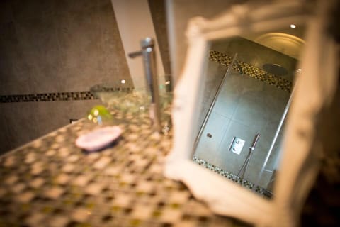 Suite (Alencon) | Bathroom amenities | Free toiletries, hair dryer, bathrobes, towels