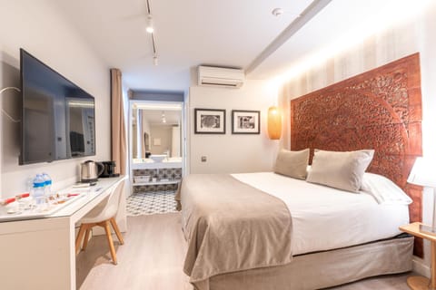 Double Room | In-room safe, desk, soundproofing, iron/ironing board