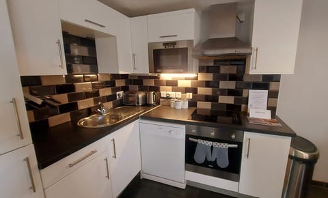 Cottage, Ensuite, Mountain View (Two Bedroom) | Private kitchen | Highchair