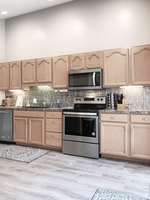 Maple Kitchen w/new cathedral ceilings & Stainless Steel Appliances View 2