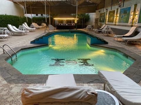 Outdoor pool, free cabanas, sun loungers