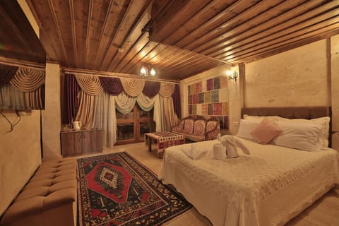Queen Room | Minibar, desk, laptop workspace, blackout drapes