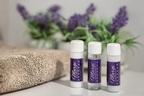 Combined shower/tub, hair dryer, towels