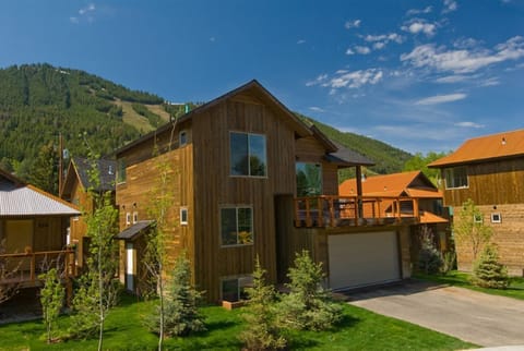 3 bd 3 bath in quiet part of Town, close to Snow King and Nation