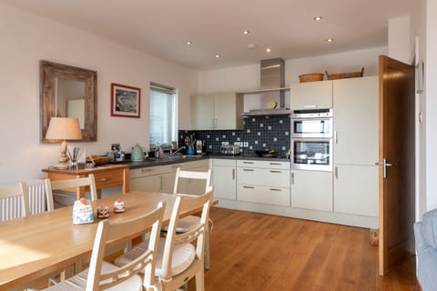 Niwl Y Mor - diner kitchen