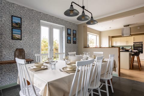 Lakeside Dining Table