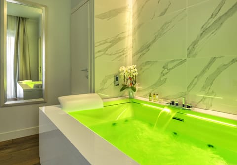 Double Room, Jetted Tub | Egyptian cotton sheets, premium bedding, down comforters, pillowtop beds