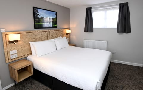 Family Room | Desk, iron/ironing board, free WiFi, bed sheets