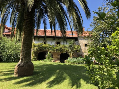 Fachada sur, vista del jardin frontal al porche