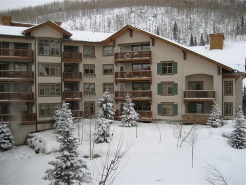 Powderhorn Courtyard with View of the Deck