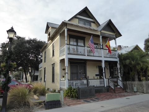 Picture of the main house. The HIdeaway is at the rear.