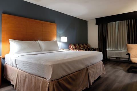 Egyptian cotton sheets, premium bedding, pillowtop beds, desk