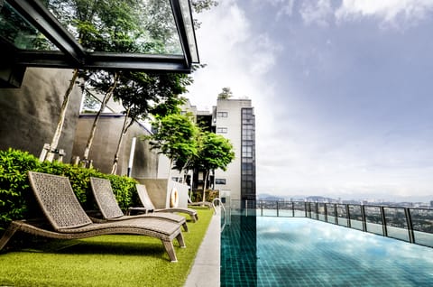 2 outdoor pools, an infinity pool