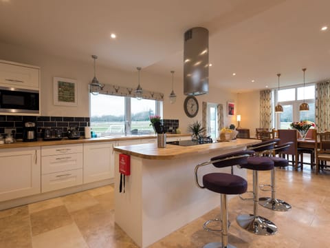 Spacious, modern fitted kitchen | The Haybarn - Bedborough Farm Cottages, Wimborne