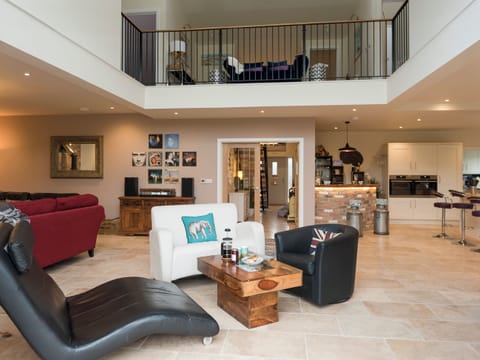 Open plan living space with high vaulted ceilings | The Haybarn - Bedborough Farm Cottages, Wimborne