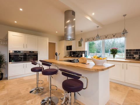 Spacious, modern fitted kitchen | The Haybarn - Bedborough Farm Cottages, Wimborne