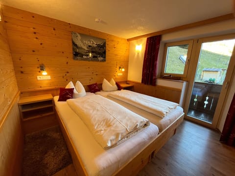 Apartment Großglockner - Innerkratzerhof **** 4 apartments Farm Stay in Salzburgerland