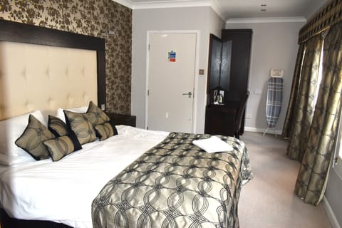 Superior Room | In-room safe, individually decorated, individually furnished, desk