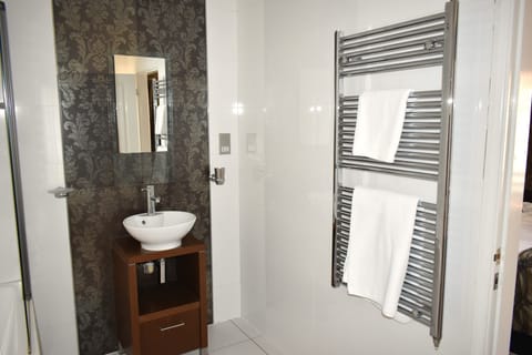 Superior Room | Bathroom | Combined shower/tub, free toiletries, hair dryer