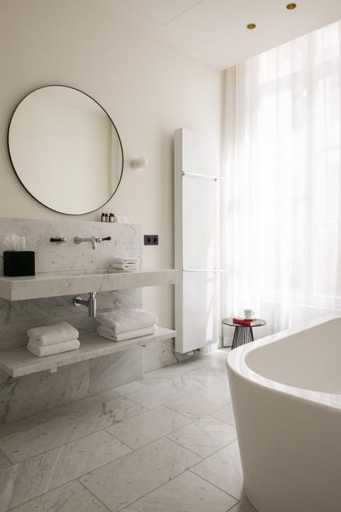 Deluxe Room, 1 Queen Bed | Bathroom | Free toiletries, bathrobes, towels