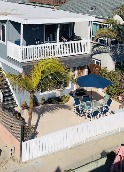 Ground level 2 bedroom- steps to the beach