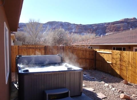 Hot tub! (seats 6)