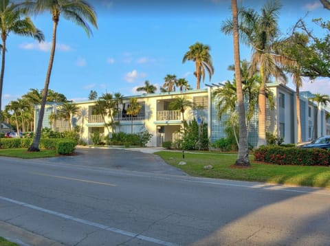 Front of the building from Gulf Shore Blvd. South. Beach is one block behind.