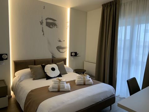 Deluxe Double Room, Non Smoking, Ensuite (Glance) | Egyptian cotton sheets, premium bedding, down comforters