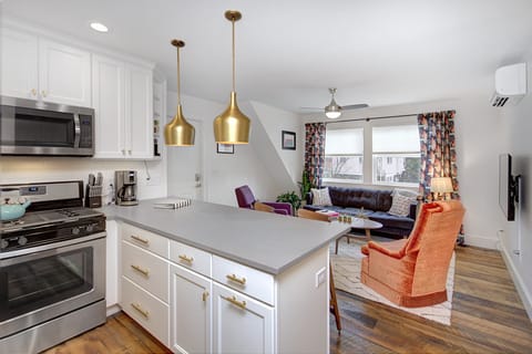 Open design with a peninsula for grabbing quick meals, or hot cup of joe.