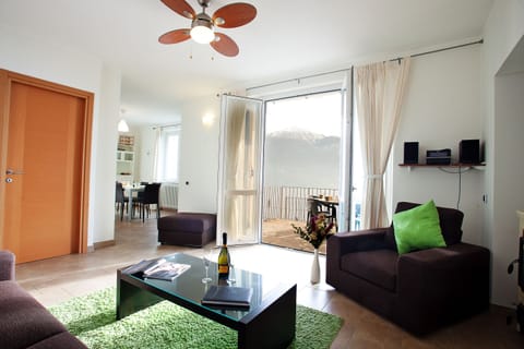 Open plan lake viewing