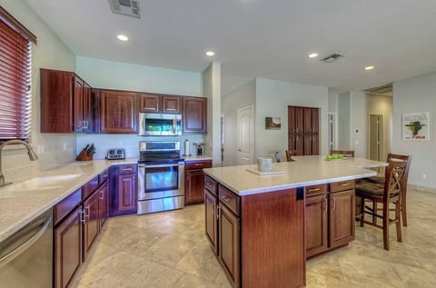 Large Open & Fully Furnished Kitchen