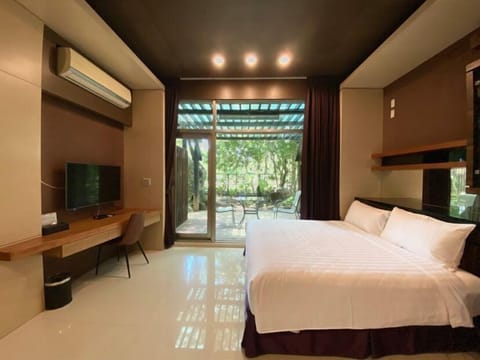 Basic Triple Room | Individually decorated, individually furnished, blackout drapes