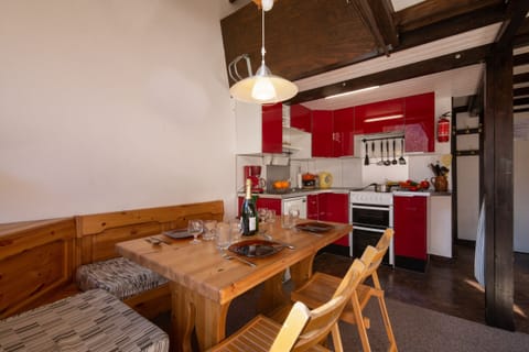 Dining area & kitchen