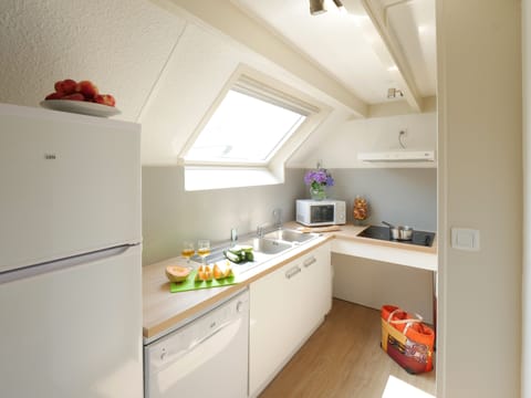 Cottage, Garden View (Gîte Breton 4-6 pers.) | Private kitchen | Fridge, microwave, oven, stovetop