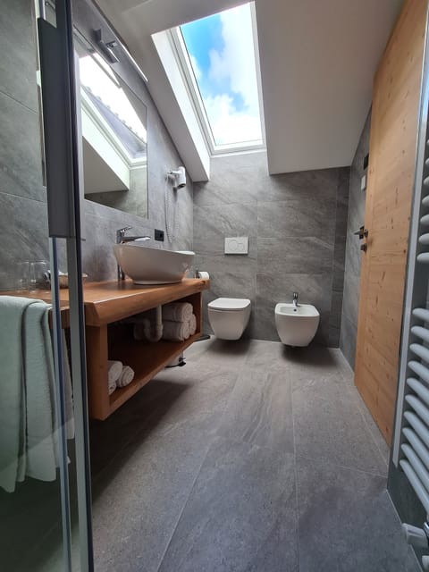 Standard Quadruple Room | Bathroom | Shower, hair dryer, bidet, towels