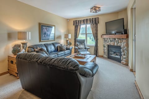 Lovely 2 Bedroom/2 Bath Corner Condo on Quiet Top Floor