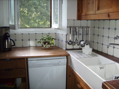 Fully equipped kitchen, 