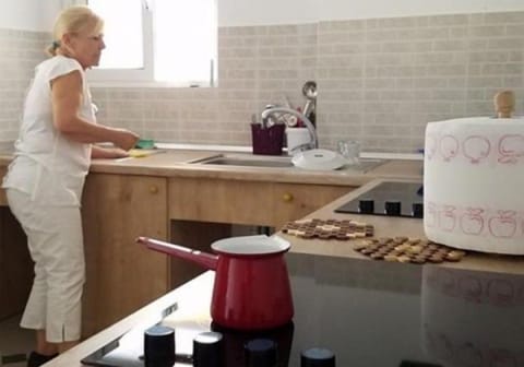 Full-size fridge, stovetop, cookware/dishes/utensils, dining tables