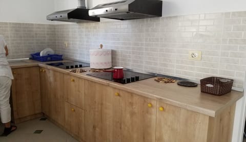 Full-size fridge, stovetop, cookware/dishes/utensils, dining tables