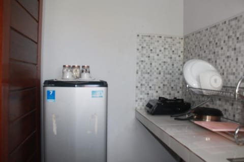 Fridge, stovetop, cookware/dishes/utensils, freezer