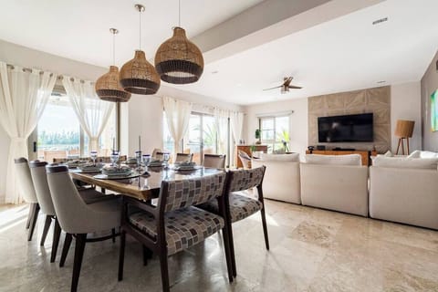 Large Dining Room for Fun Gatherings! 
