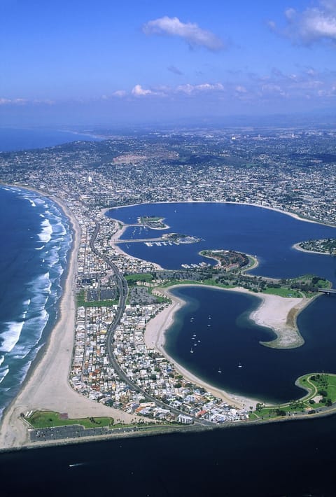 Enjoy a Mission Beach vacation soon! Just steps from Beach or Bay activities!!